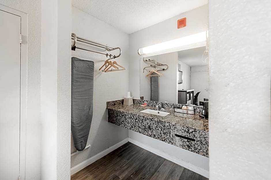 Econo Lodge Inn & Suites Bricktown