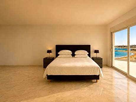 Deluxe Three-Bedroom Apartment with Sea View