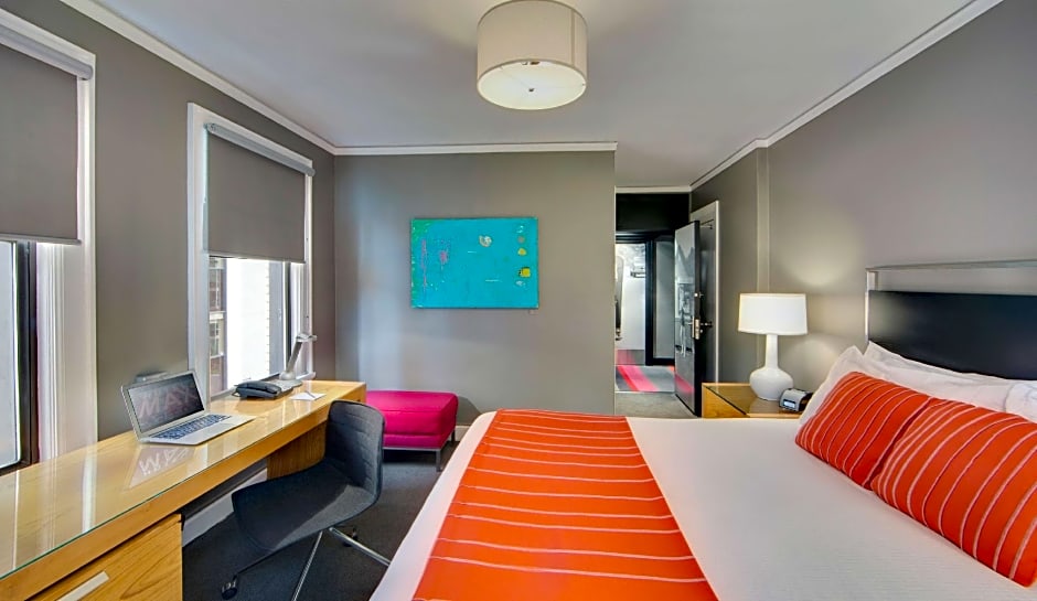 Foto 1 di 14 di Modern 1 King Bed, Accessible