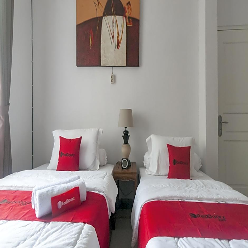 RedDoorz Syariah Plus near Trans Studio Cibubur