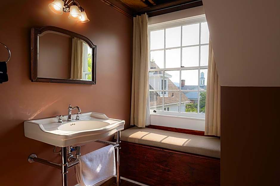 The NuWray Hotel & Carriage House