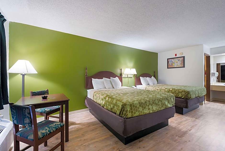 Econo Lodge Inn & Suites East
