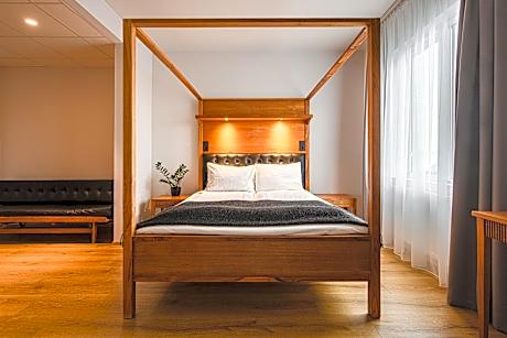 Junior Room (1 Queen Bed)