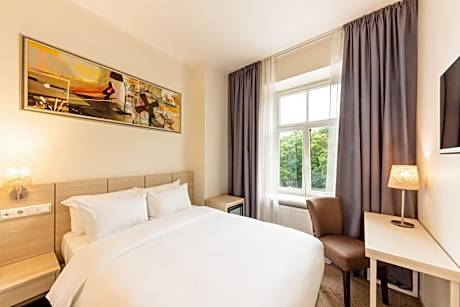 Cozy Queen Room