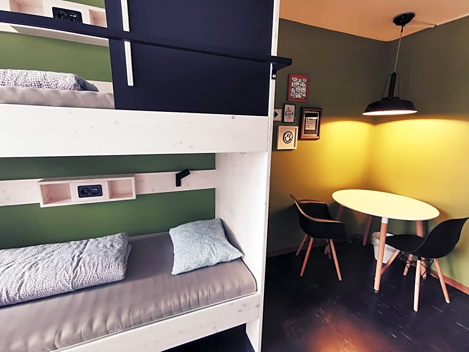 Single Bed in 2-Bed Male Dormitory Room with Shared Bathroom — 6 fotoğraftan 1. fotoğraf