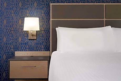 King Room with Roll-In Shower - Mobility Access