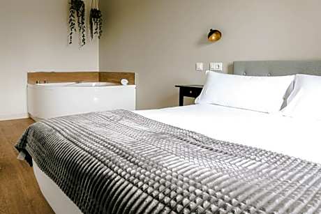 Apartment with Pool View