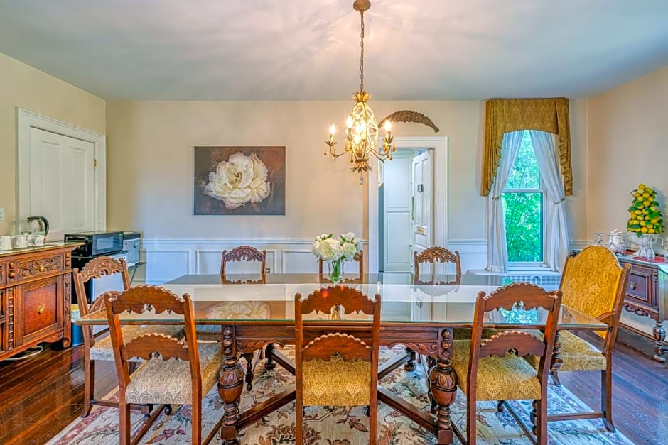 Monroe Manor Inn
