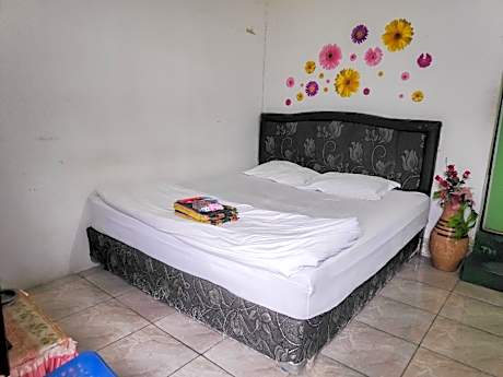 RedDoorz near Pelabuhan Ajibata Parapat