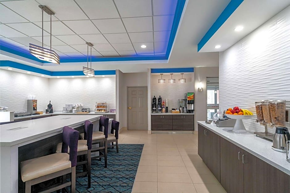 La Quinta Inn & Suites by Wyndham Albany Airport