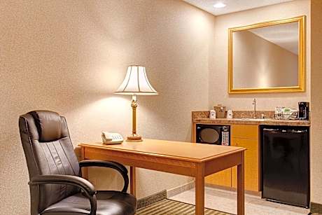 2 Queens Hearing Acc Nonsmoking Shower Only