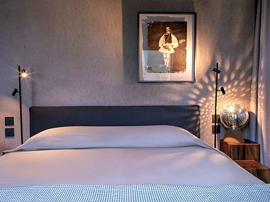 Monastik Living in Athina