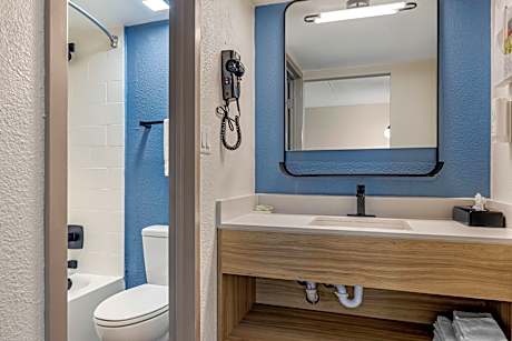 1 King Bed Efficiency Nonsmoking