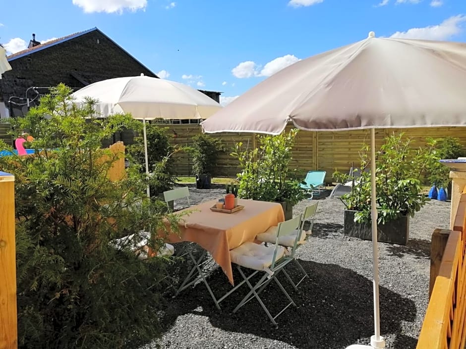 Petite maison sur la colline du Gibloux: 1chambre,1 salon et salle de bain privés au rez de chaussé, piscine extérieur et BBQ ,