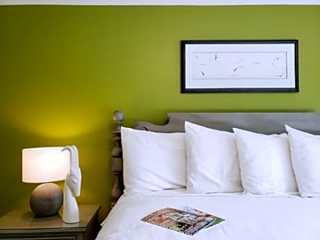Deluxe King Suite