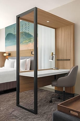 King Suite with Mountain View - High Floor