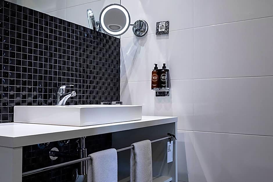 Petit Palace Lealtad Plaza