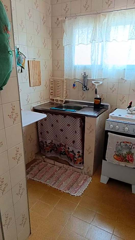 Kitnet Temporada Praia Grande SP - Completa com Wi-fi, garagem rotativa, 1 quadra da praia - no centro comercial Boqueirão