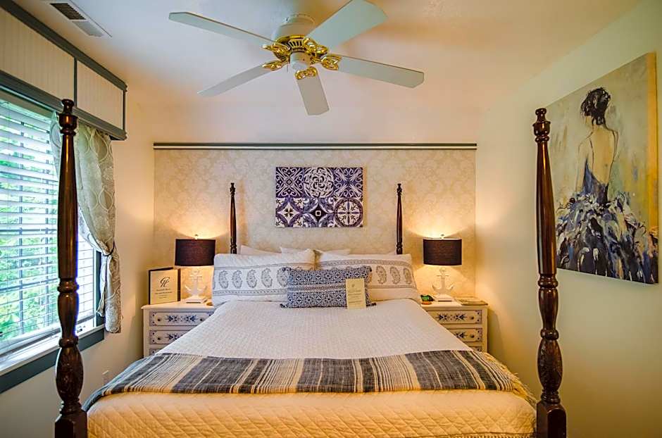 Photo 1 of 4 of 1 Queen Bed, Garden View