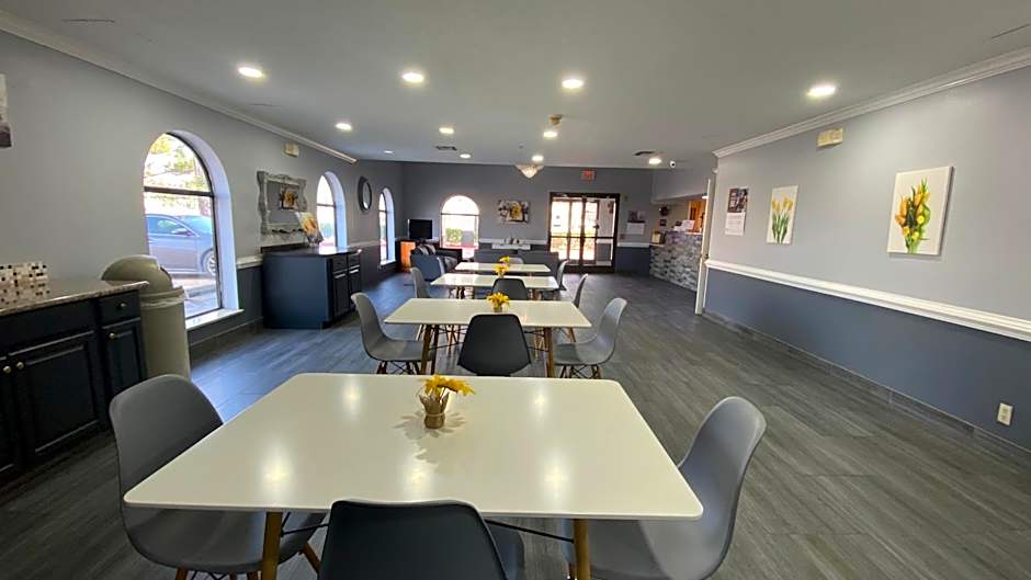 Days Inn & Suites by Wyndham Winnie