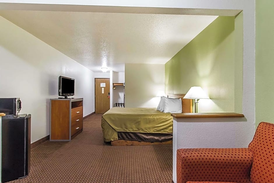 Econo Lodge Inn & Suites