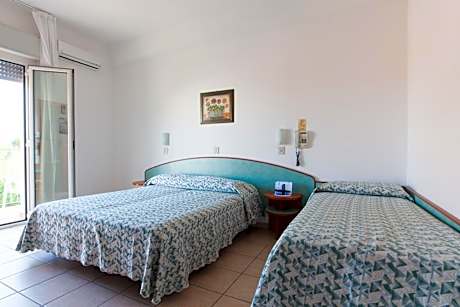 Family Room (2 Adults + 2 Children)