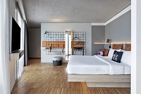 Moxyfied Peak Sleeper, Guest room, 1 Queen, Lake view