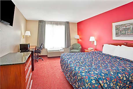 1 King Bed 1ST Floor Smoking