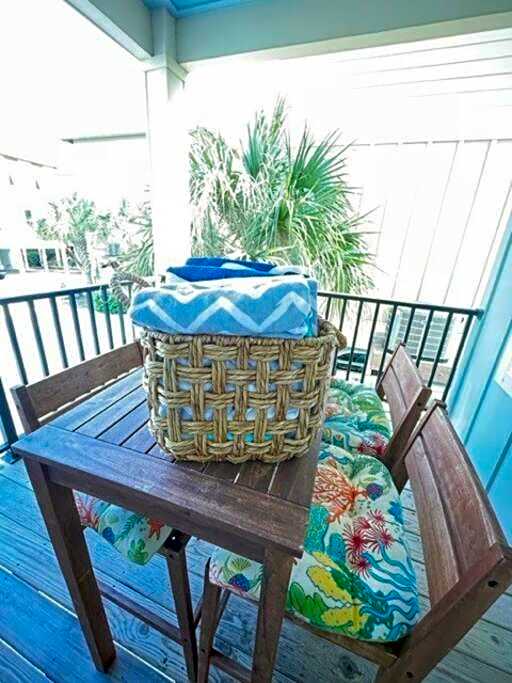 TRUE BLUE-Coastal cottage-3 min walk to beach! POOL!