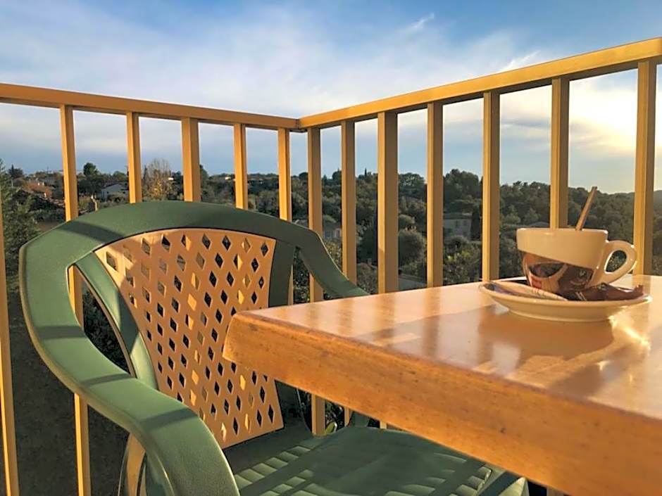 Avocado Hotel Restaurant
