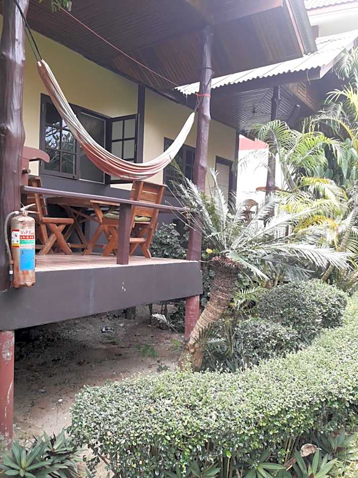Jungle Hut Bungalows & Hotel