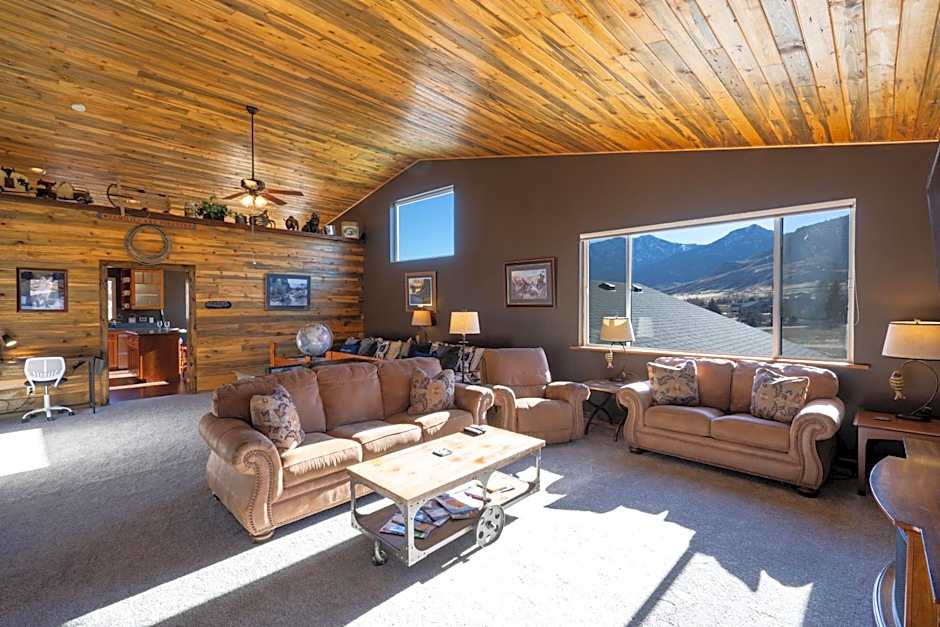 Bison Lodge - Lg Home - 2 bedrooms - less than 5 miles to Yellowstone North Entrance, Sleeps up to 8