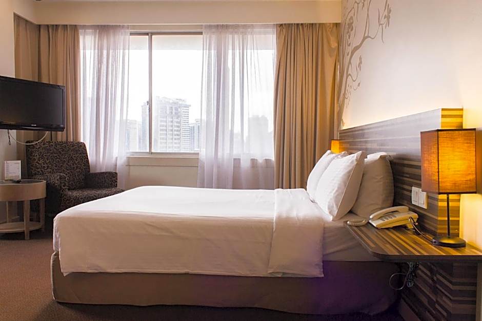 Photo 1 of 9 of Deluxe 1 Queen Bed