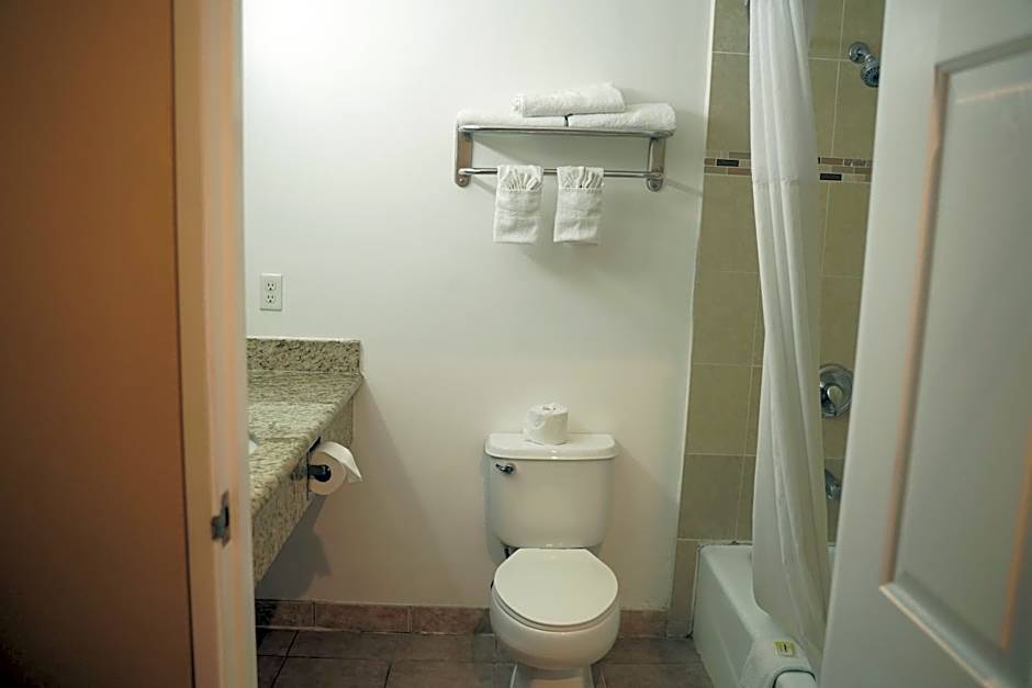 Harbor Inn & Suites