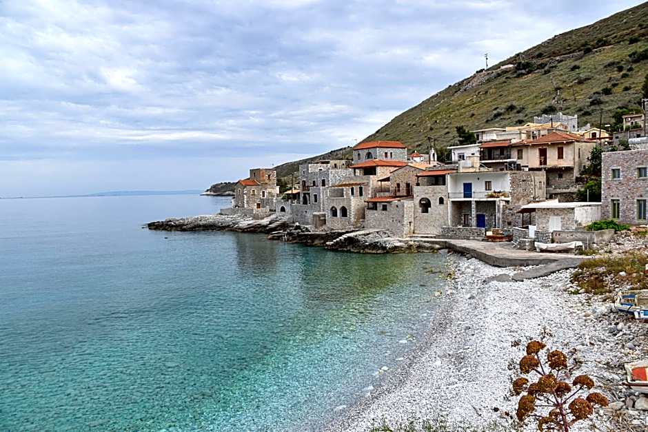 Arapis Rooms & Suites