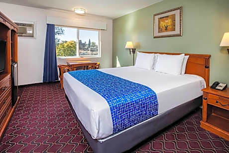 1 King Bed River View Second Floor No Elevator Non-Smoking