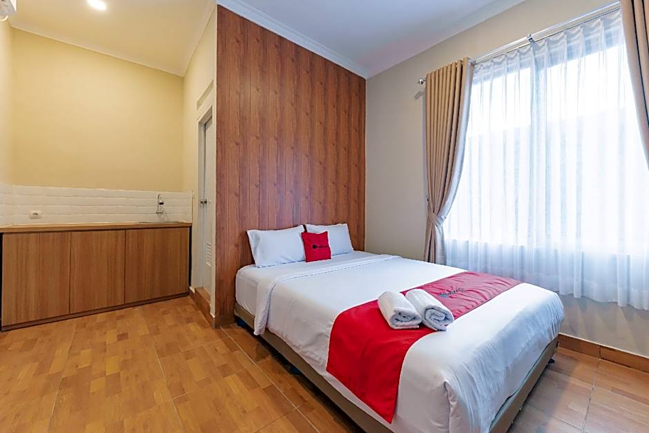 RedDoorz Plus @ Bagusrangin Street 2