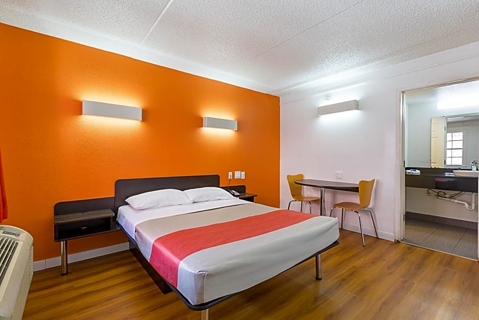 Motel 6 Dallas Market Center