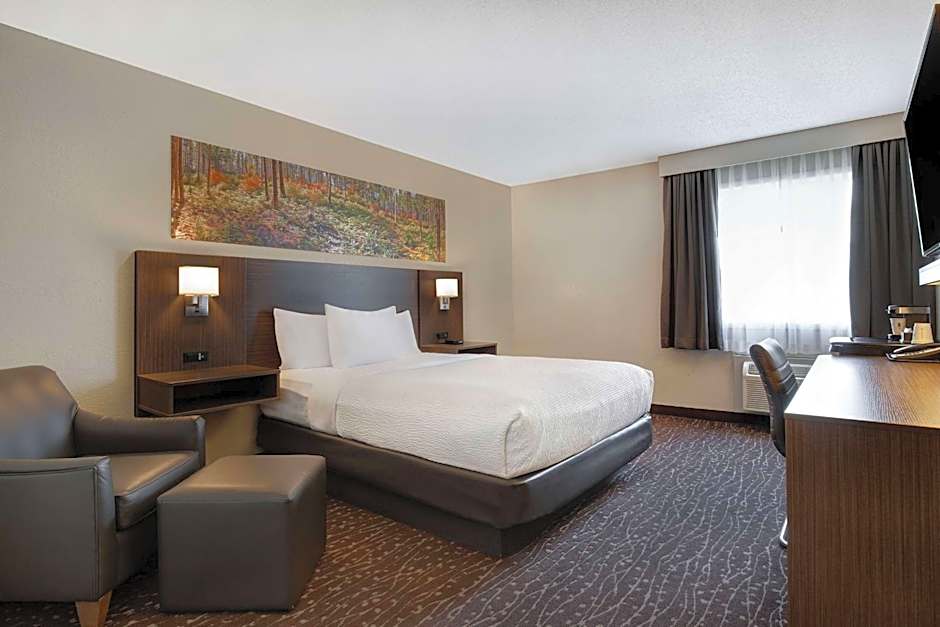 Photo 1 of 5 of 1 Queen Bed, Mobility Accessible, Grab Bars, Bathtub