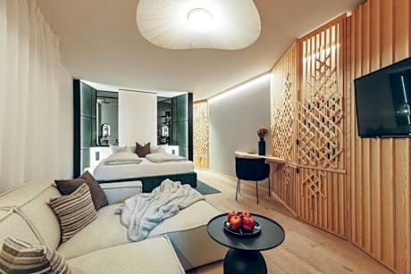 Deluxe Room (2 Adults + 1 Child)