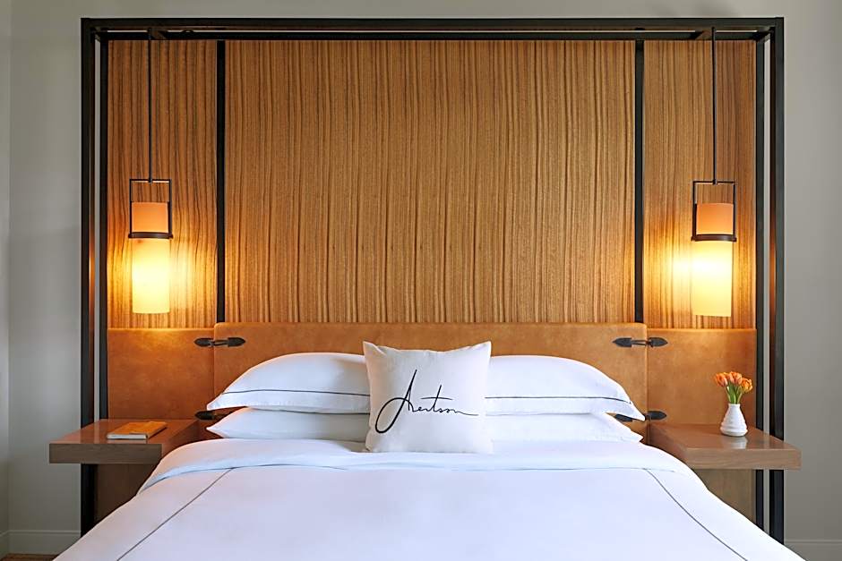 Premium 1 King Bed, Corner, Balcony — 5 fotoğraftan 1. fotoğraf