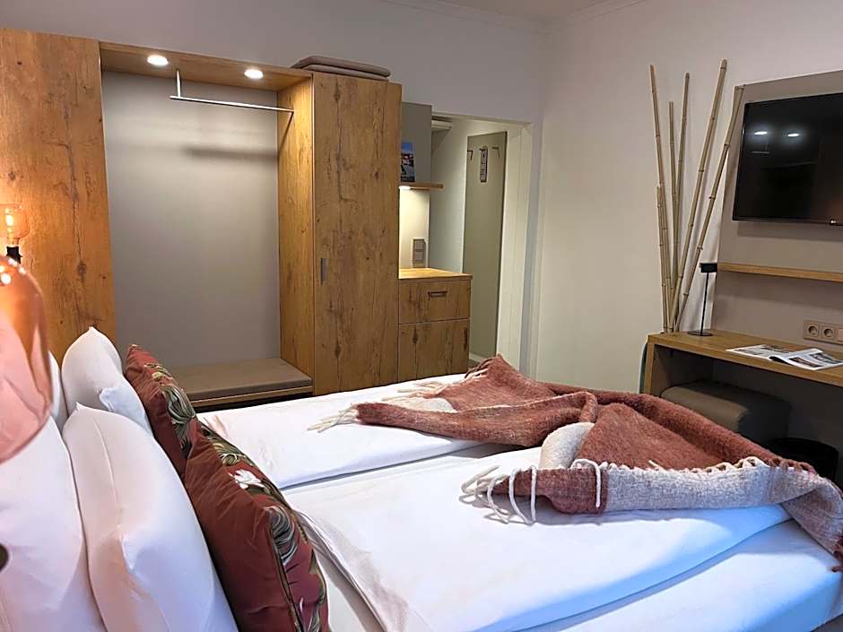 DAS SCHLOSSBERG - Boutique Hotel im Park- Nahe der Therme