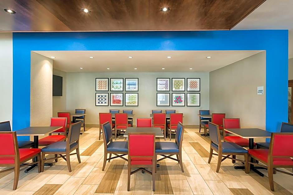 Holiday Inn Express & Suites S Lake Buena Vista By IHG