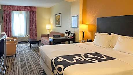 2 Queen Beds | Mobil Access Tub Nsmk Kitchen