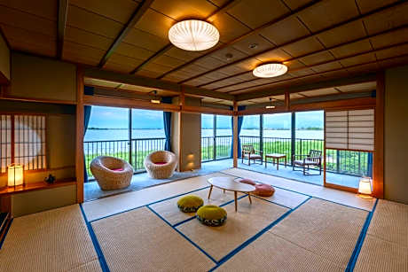 Family Room with Lake View - Non-Smoking