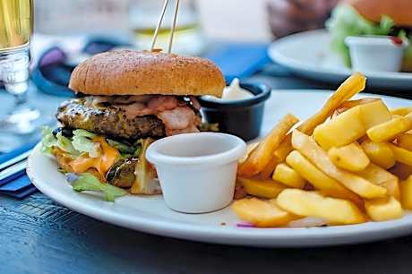 Roomshala 083 Hotel Sunshine Cave