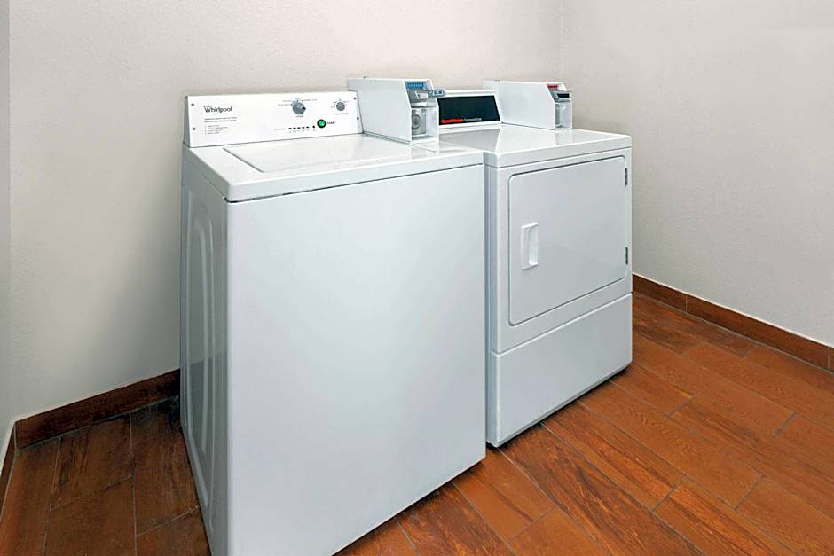 Days Inn & Suites by Wyndham Morris/I-80