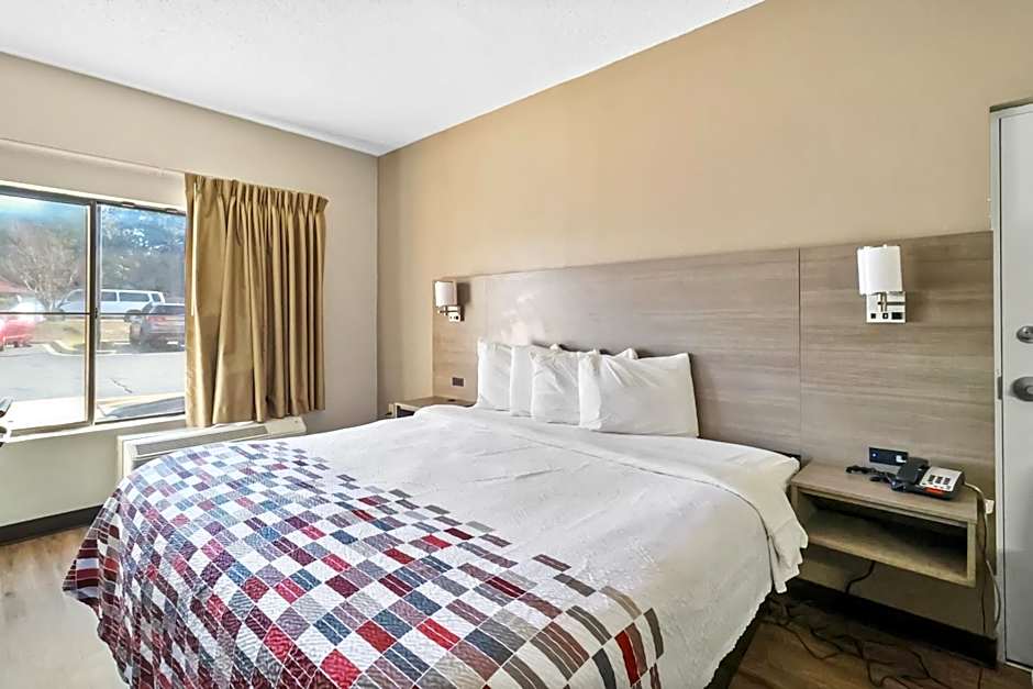 Red Roof Inn & Suites Fayetteville-Fort Bragg