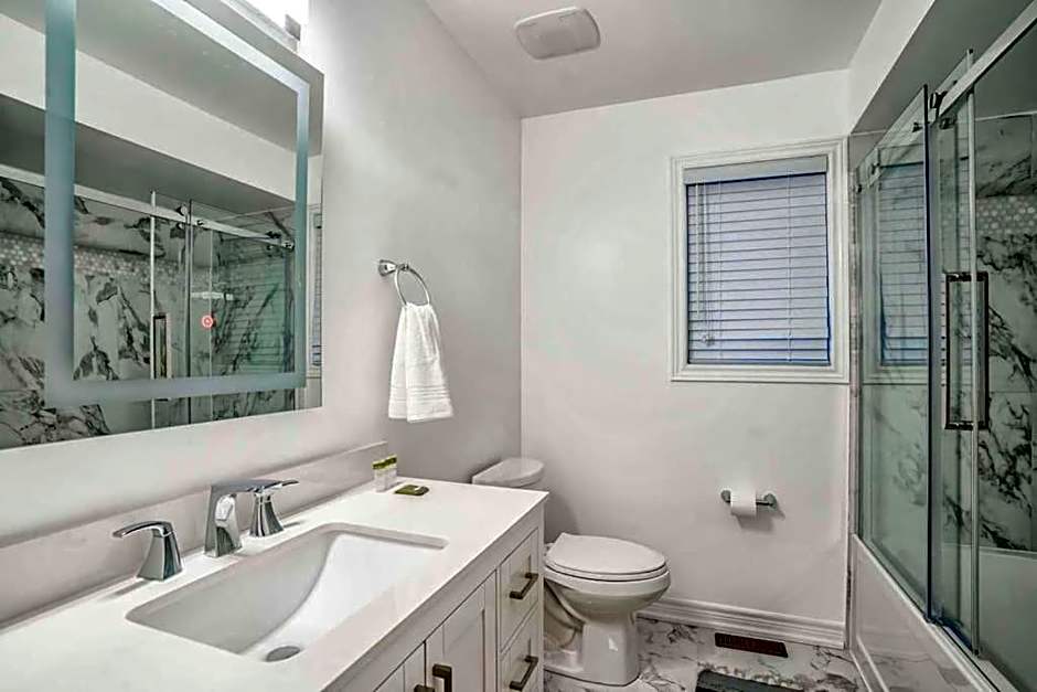 Stylish 4BR Home 20 Mins from YYZ