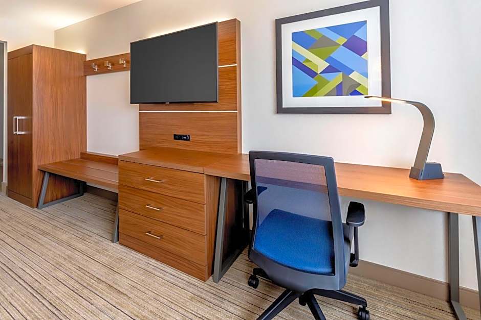 Holiday Inn Express & Suites Milwaukee - West Allis By IHG
